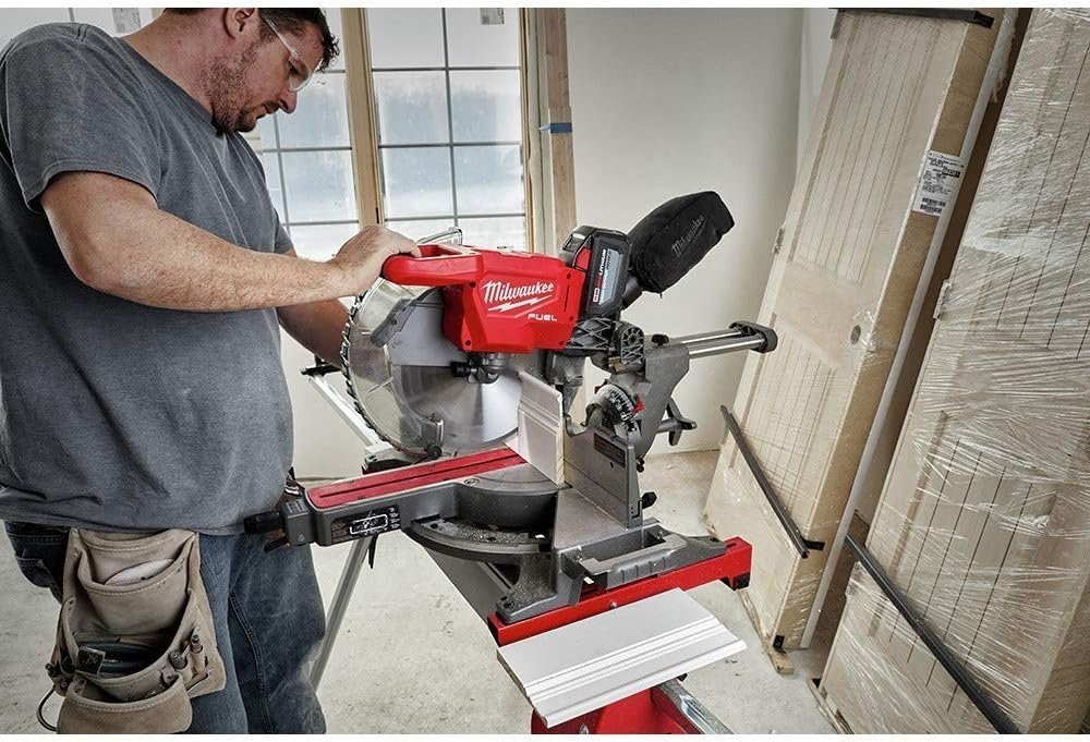 Milwaukee 18V Lithium-Ion Brushless Cordless 12 in. Dual Bevel Sliding Compound - Image 4
