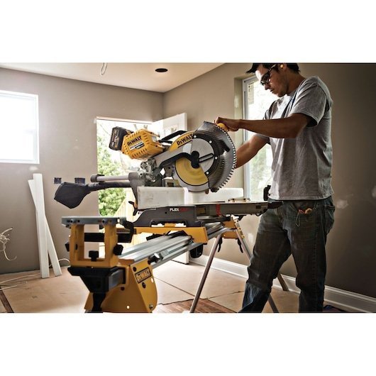 DeWalt FLEXVOLT 12 in 120V MAX Double Bevel Compound Sliding Miter Saw Kit - Image 6