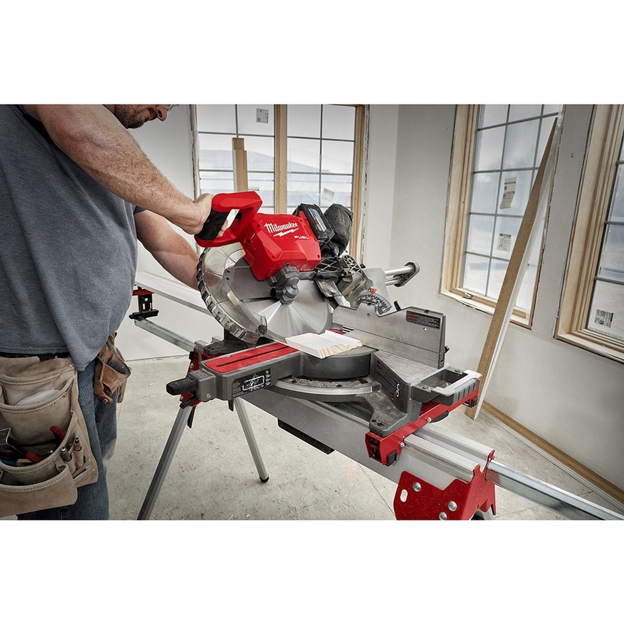 Milwaukee M18 FUEL 12″ Dual Bevel Sliding Compound Miter Saw Kit - Image 2