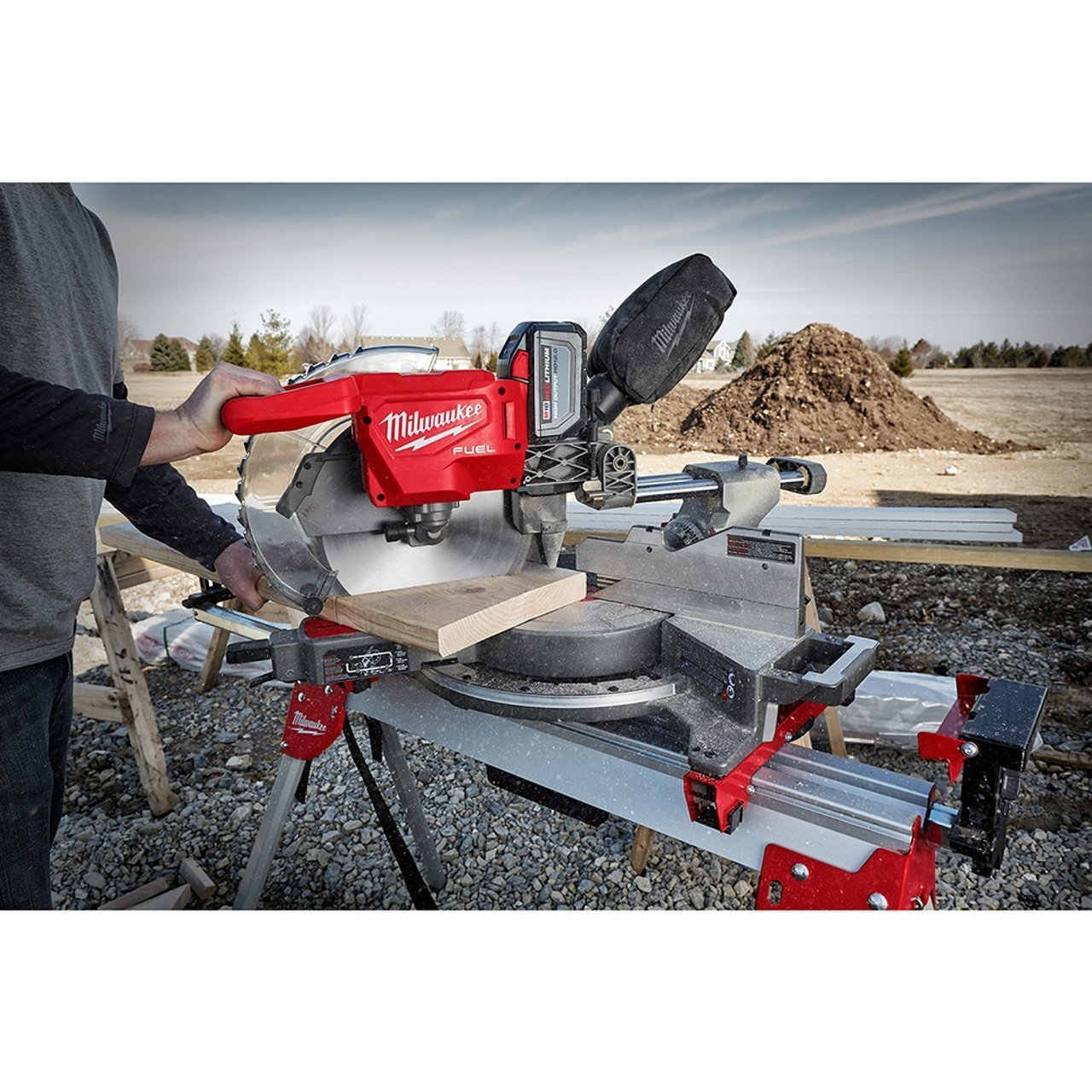 Milwaukee M18 FUEL 12″ Dual Bevel Sliding Compound Miter Saw Kit - Image 3